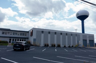 12819 W Silver Spring Dr, Butler, WI à vendre - Photo du bâtiment - Image 2 de 13