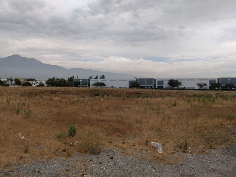 8825 Vineyard Ave, Rancho Cucamonga, CA à vendre - Photo du bâtiment - Image 2 de 9