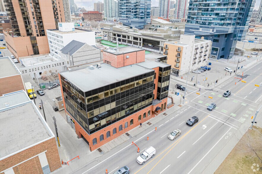 750 11th St SW, Calgary, AB à louer - Aérien - Image 3 de 5