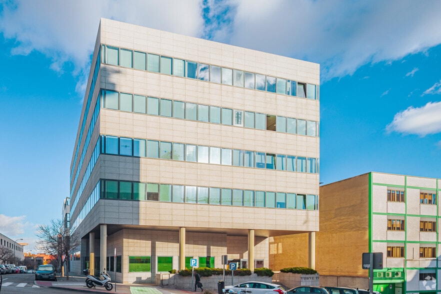 Calle Miguel Yuste, 17, Madrid, Madrid for lease - Primary Photo - Image 1 of 4