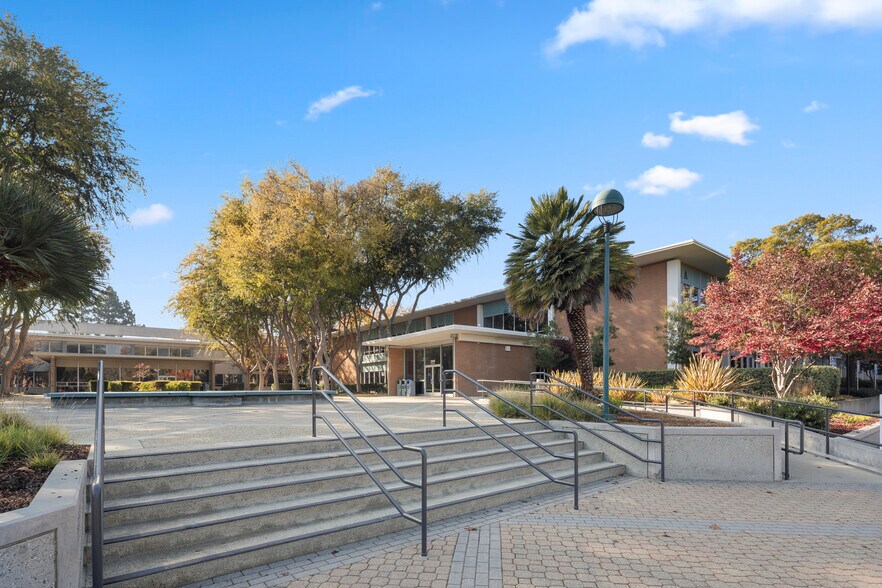 3100 Hansen Way, Palo Alto, CA à louer - Photo du bâtiment - Image 2 de 5