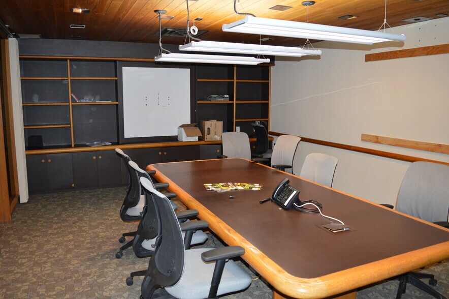 4010-76 Avenue NW, Edmonton, AB portefeuille de 2 propriétés à vendre sur LoopNet.ca - Photo du bâtiment - Image 3 de 9