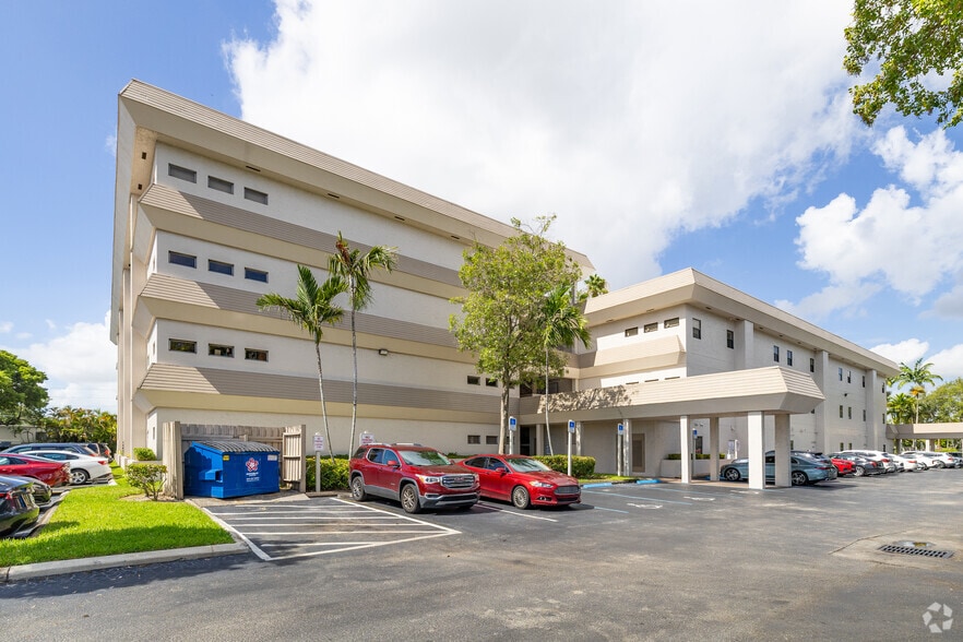 2699 Stirling Rd, Fort Lauderdale, FL for lease - Building Photo - Image 3 of 9