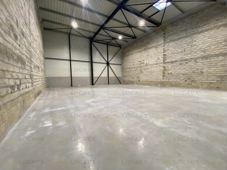 Flex in Les Pavillons-sous-Bois for lease - Interior Photo - Image 2 of 11