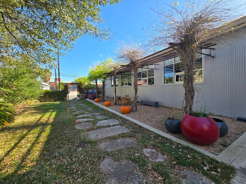 114 E Cevallos, San Antonio, TX à louer - Photo du bâtiment - Image 3 de 11
