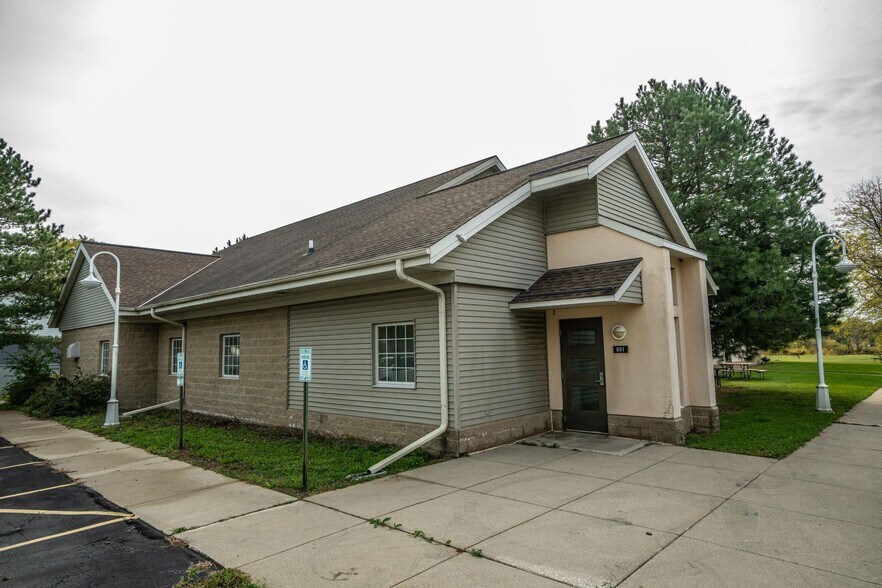 801 E Washington St, West Bend, WI à vendre - Photo du bâtiment - Image 2 de 21