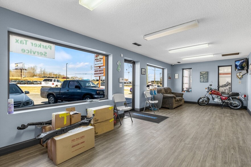 13817 E Wade Hampton Blvd, Greer, SC for sale - Interior Photo - Image 3 of 13