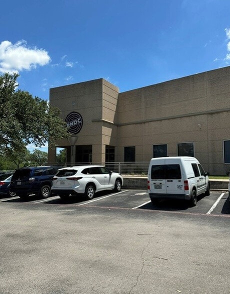 2101 E Saint Elmo Rd, Austin, TX for lease - Building Photo - Image 1 of 4