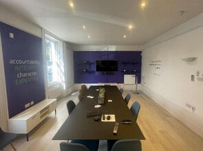 27 London End, Beaconsfield à louer Photo intérieure- Image 2 de 2