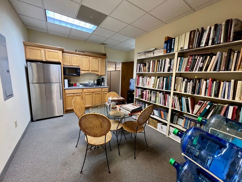 1015 Hutton Lane, Suites 107 & 108 portfolio of 2 properties for sale on LoopNet.ca - Interior Photo - Image 2 of 5