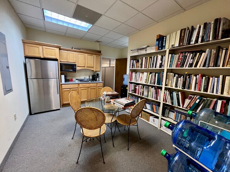 1015 Hutton Lane, Suites 107 & 108 portefeuille de 2 propriétés à vendre sur LoopNet.ca - Photo intérieure - Image 2 de 5