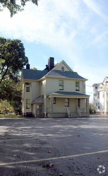 697 W Market St, Akron, OH à vendre - Photo du bâtiment - Image 2 de 3