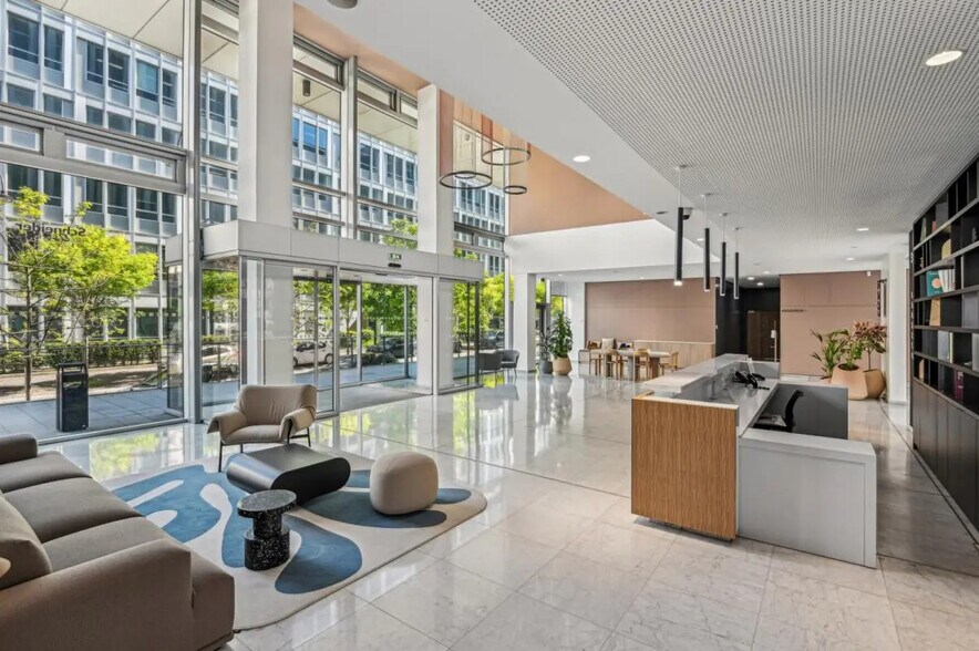 7-9 Rue Henri Sainte Claire Deville, Rueil-Malmaison à louer - Photo du bâtiment - Image 2 de 15