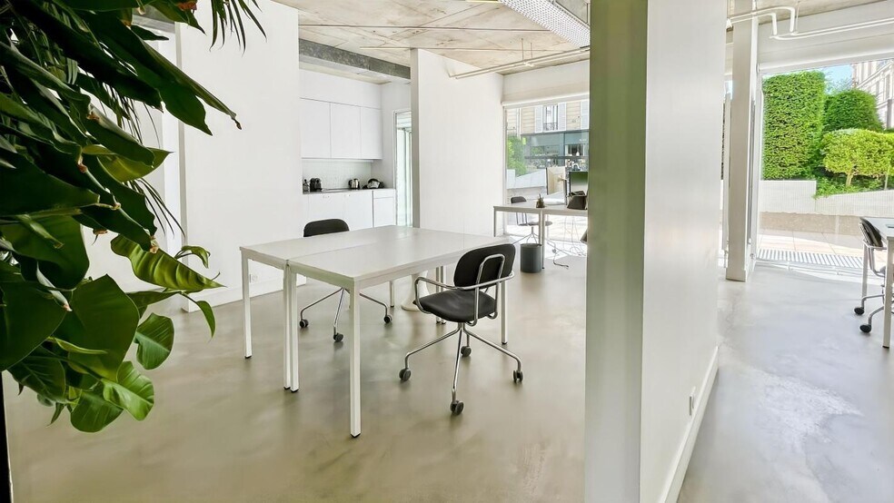33 Rue Saint-Ambroise, Paris for lease - Building Photo - Image 2 of 9