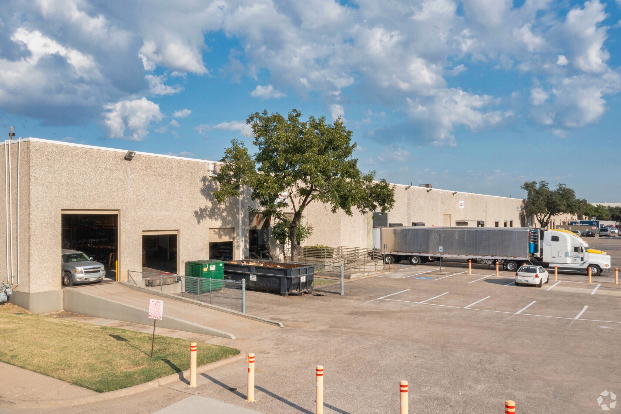 10701-10737 King William Dr, Dallas, TX for lease Primary Photo- Image 1 of 8