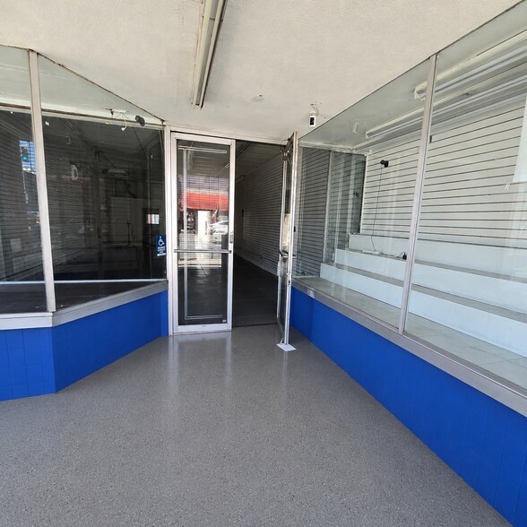 4740 Whittier Blvd, East Los Angeles, CA à louer - Photo du bâtiment - Image 3 de 15