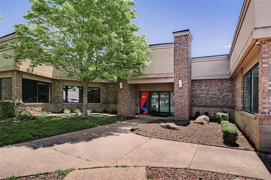 1700 Industrial Drive, Rogers, AR à vendre - Photo du bâtiment - Image 2 de 25