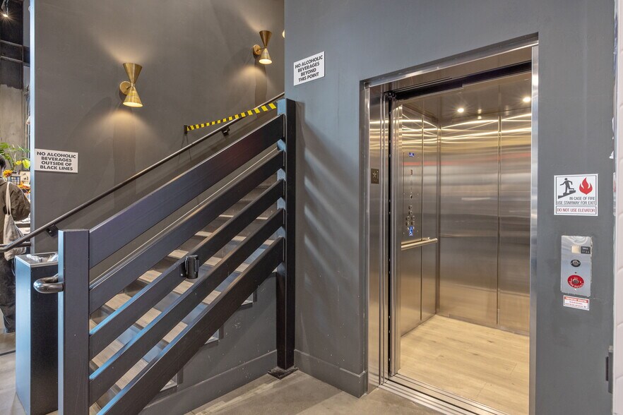 215 W Main St, Visalia, CA à louer - Photo du bâtiment - Image 2 de 23