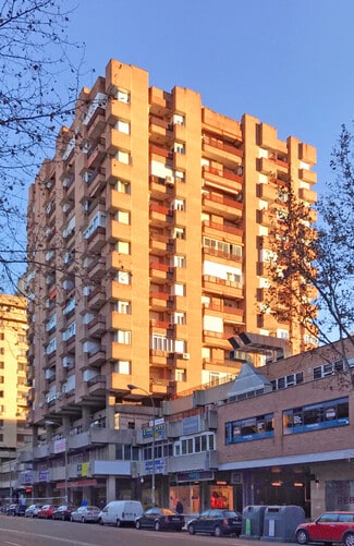 Plus de détails pour Multi-résidentiel à vendre