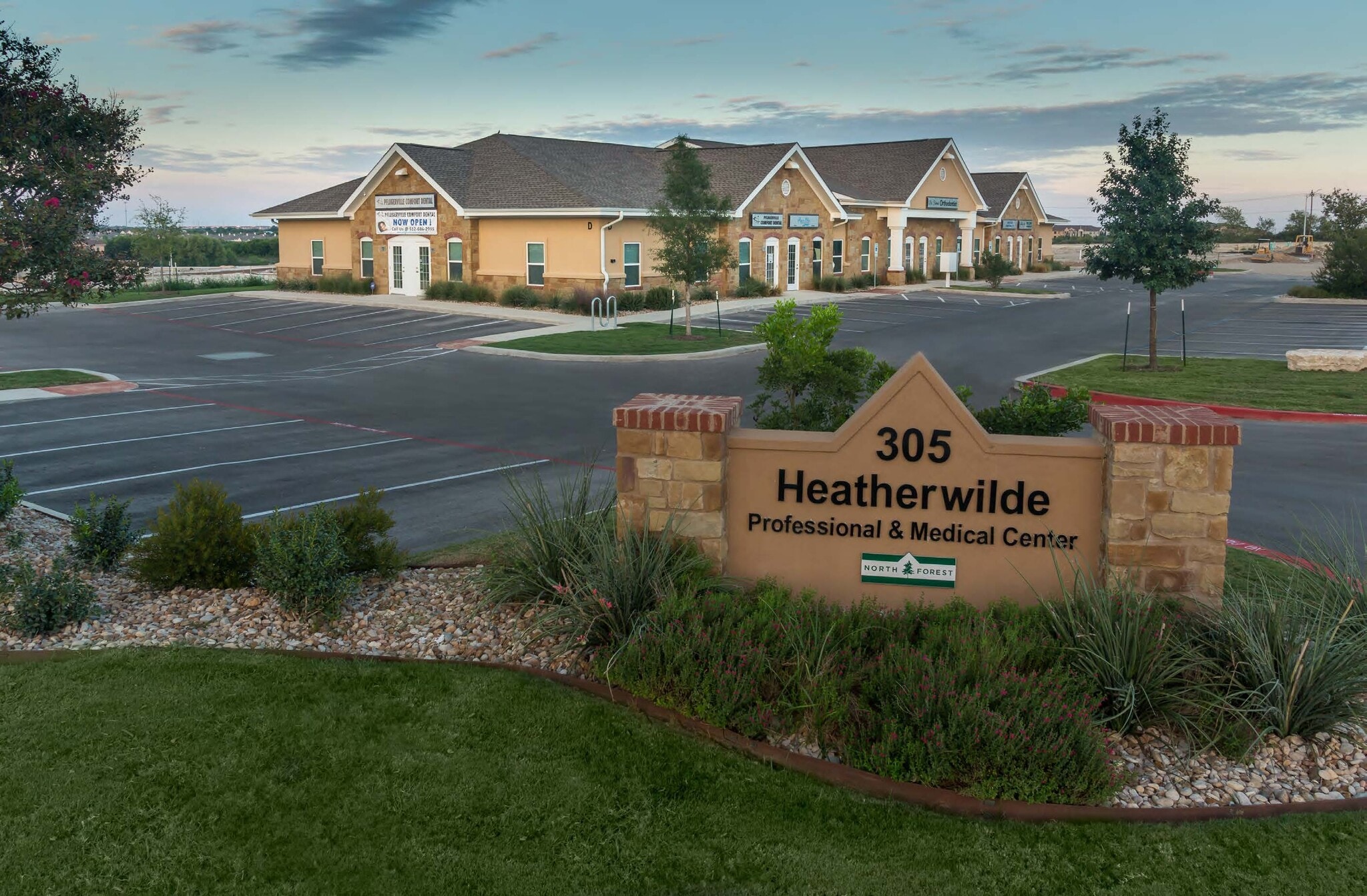 305 N Heatherwilde Blvd, Pflugerville, TX à louer Photo du bâtiment- Image 1 de 9