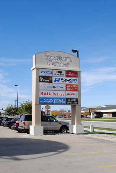 4302 S 13th Ave, Fargo, ND à louer - Photo du bâtiment - Image 2 de 2