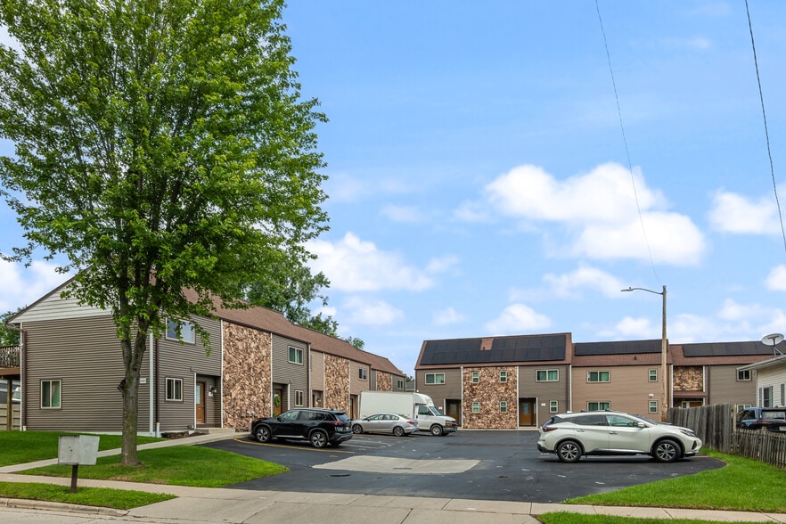 1747 Oakdale Ave, Green Bay, WI à vendre - Photo du bâtiment - Image 1 de 57