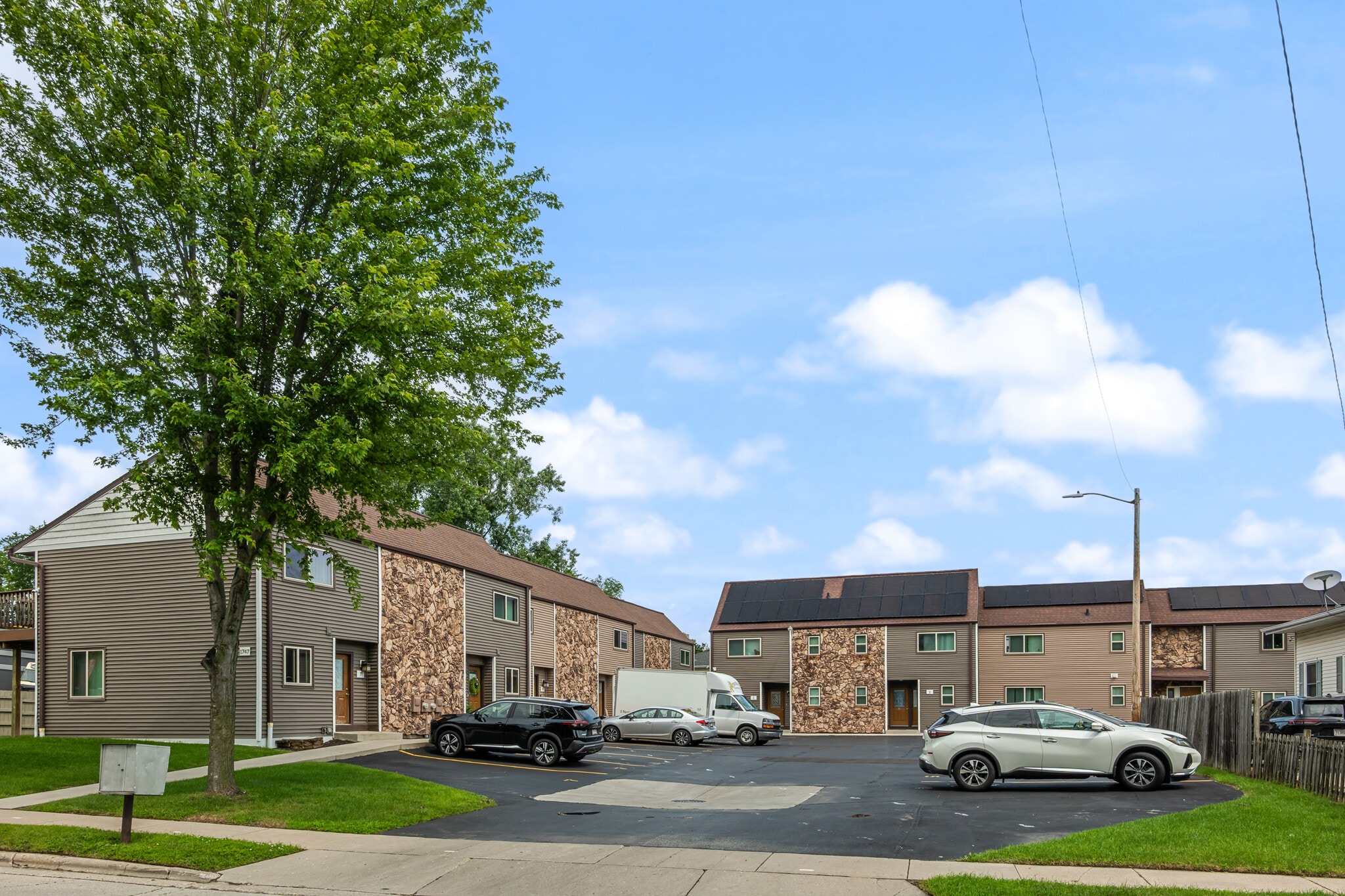 1747 Oakdale Ave, Green Bay, WI for sale Building Photo- Image 1 of 58