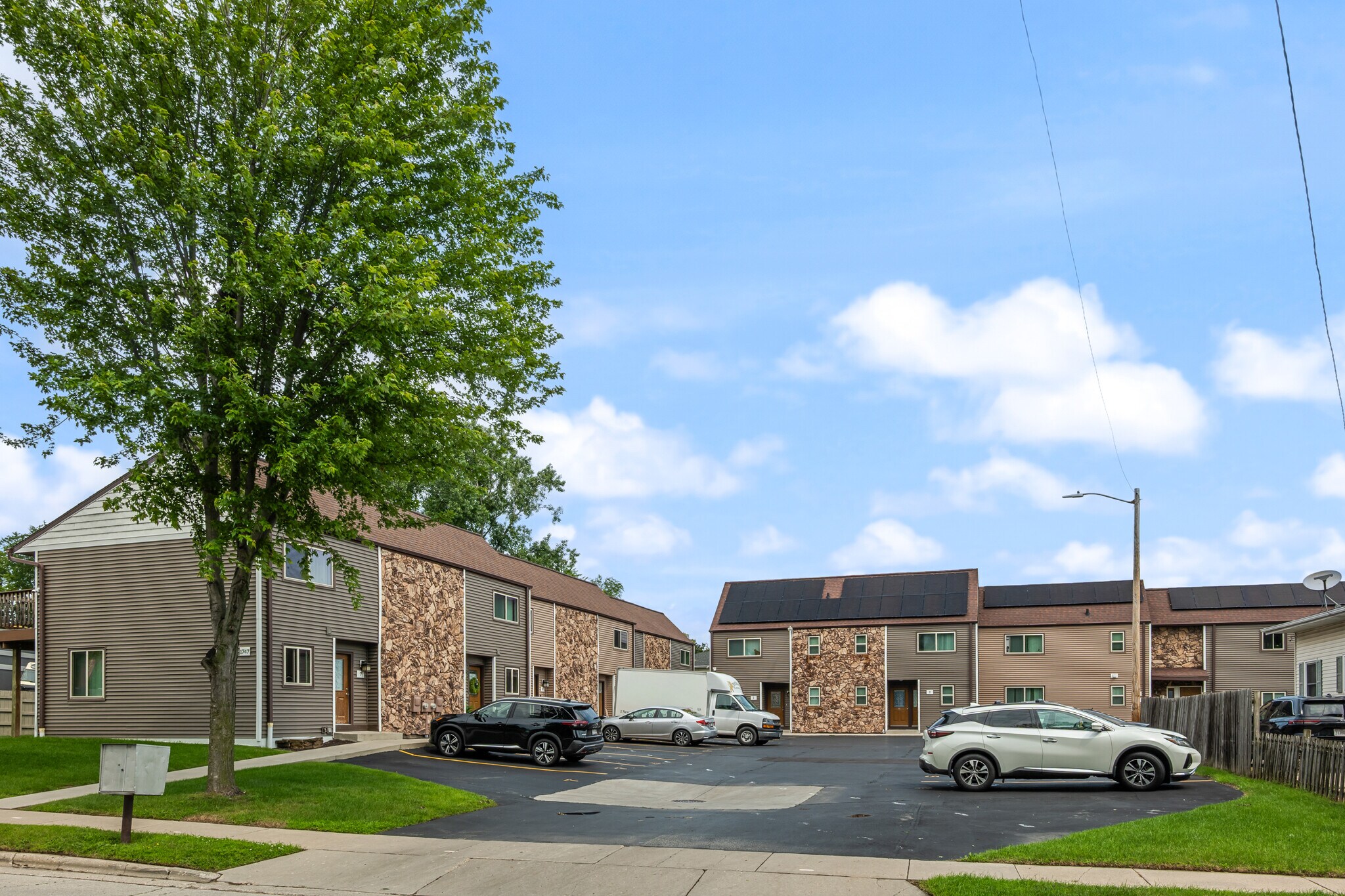 1747 Oakdale Ave, Green Bay, WI à vendre Photo du bâtiment- Image 1 de 58