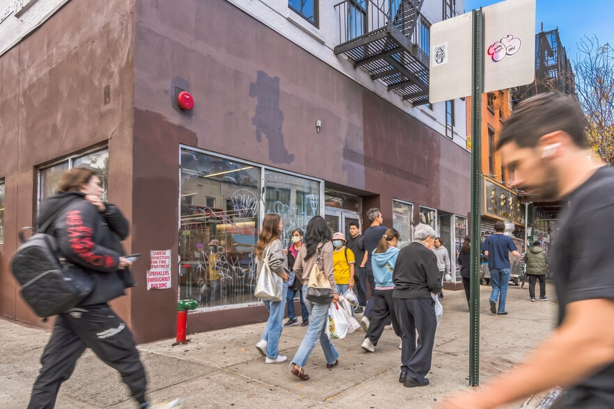 305 Grand St, New York, NY à louer - Photo du bâtiment - Image 2 de 3