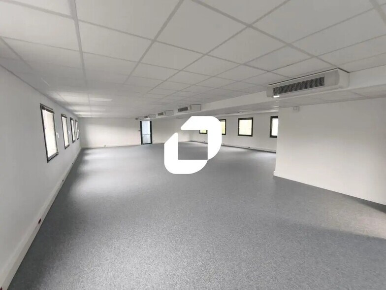 Office in Créteil for lease - Interior Photo - Image 3 of 6