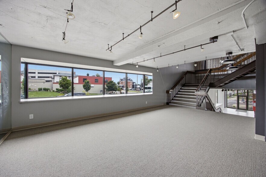724 3rd Ave SE, Cedar Rapids, IA à vendre - Photo du bâtiment - Image 2 de 18
