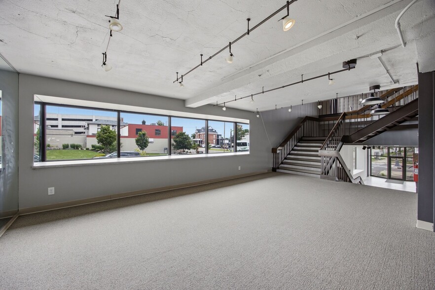 724 3rd Ave SE, Cedar Rapids, IA à vendre - Photo du bâtiment - Image 2 de 14