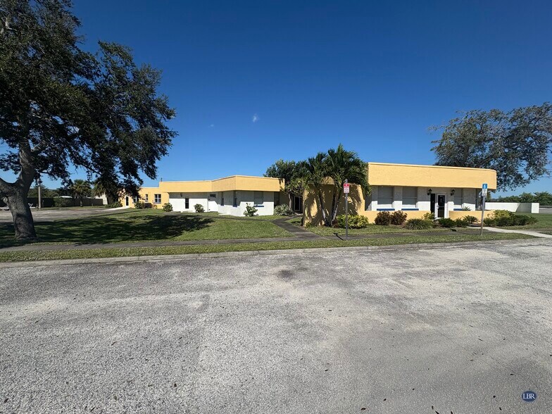 1250 S Harbor City Blvd, Melbourne, FL à louer - Photo du bâtiment - Image 2 de 11