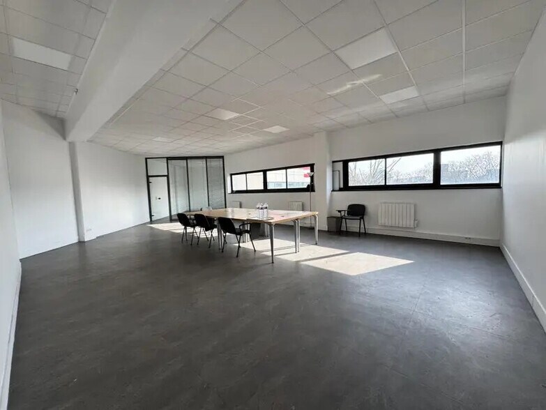 Bureau dans Saint-Denis à louer - Photo du bâtiment - Image 1 de 13