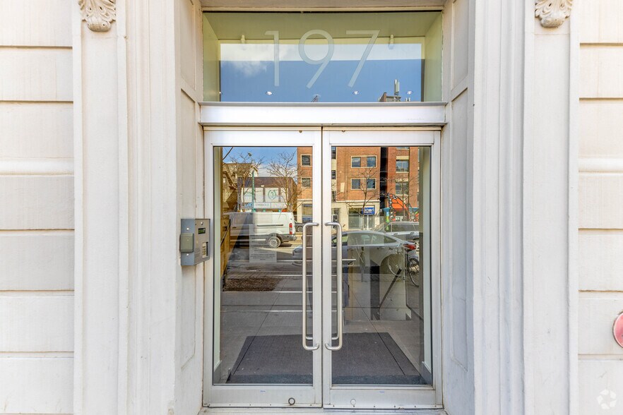 196 Spadina Av, Toronto, ON à louer - Photo du bâtiment - Image 3 de 4