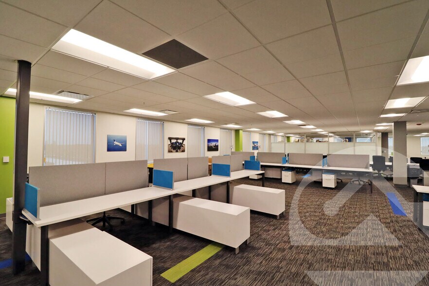 27100 W 11 Mile Rd, Southfield, MI à louer - Photo du bâtiment - Image 2 de 13