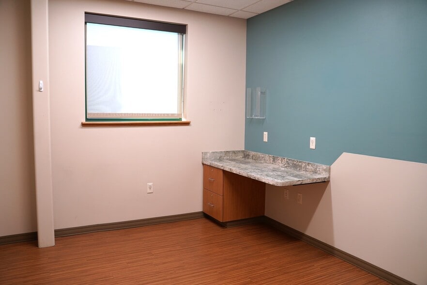 10307 W Dupont Circle Dr, Fort Wayne, IN for lease - Interior Photo - Image 2 of 11