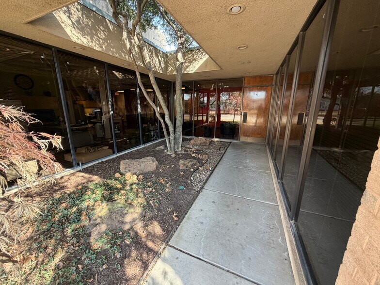1703 E Skelly Dr, Tulsa, OK à louer - Photo du bâtiment - Image 3 de 12
