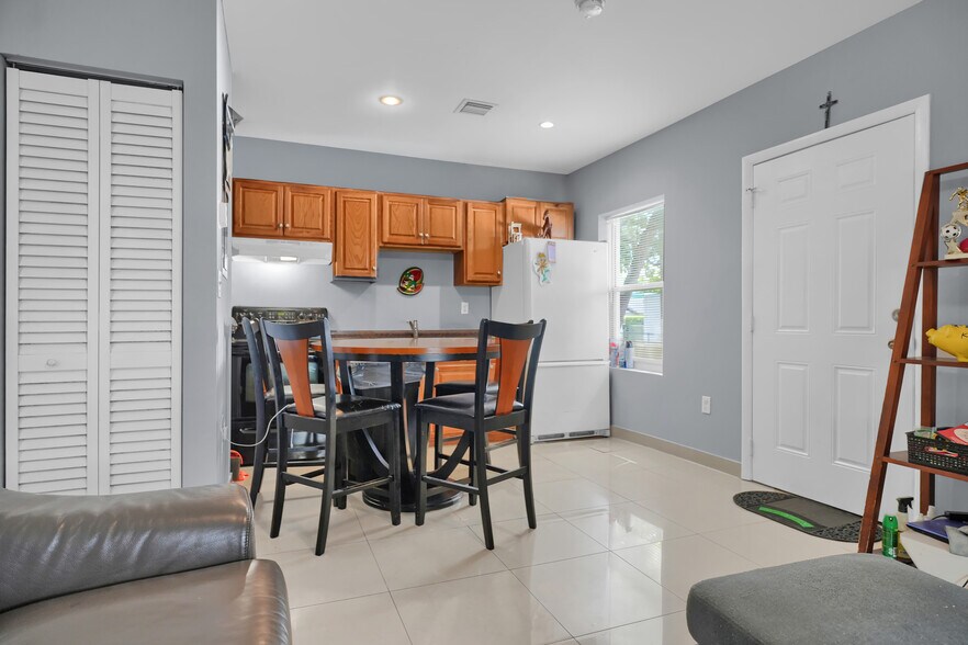 2155 NW 28th St, Miami, FL à vendre - Photo du bâtiment - Image 3 de 17