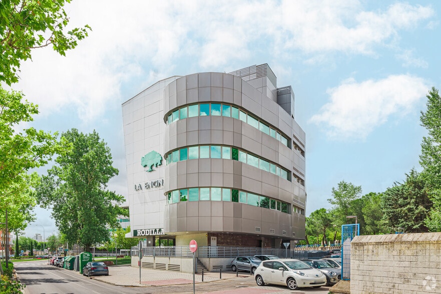 Plaza de la Encina, 10-11, Tres Cantos, Madrid à louer - Photo principale - Image 3 de 6