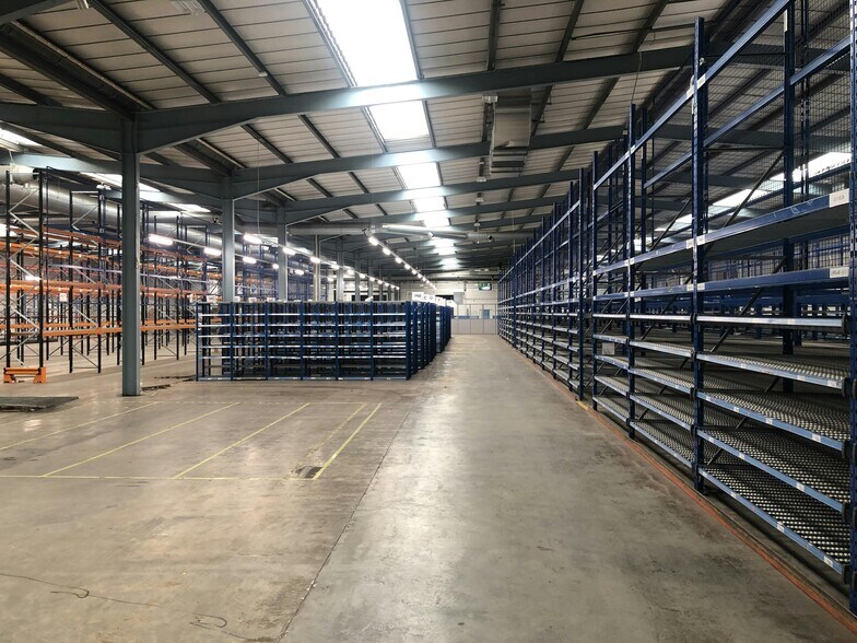 1 Cavalry Hl, Weedon à louer - Photo du bâtiment - Image 2 de 4