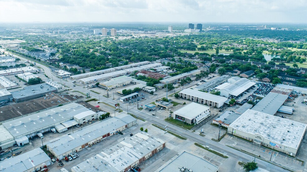 9325 Harwin Dr, Houston, TX à vendre - Photo du bâtiment - Image 2 de 4