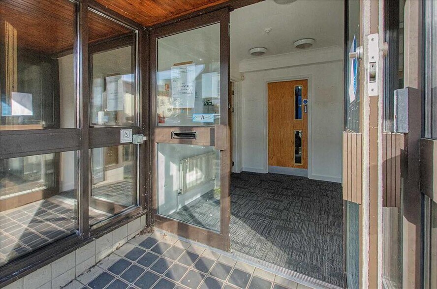 2A Meyrick St, Pembroke Dock à vendre - Photo du bâtiment - Image 2 de 24