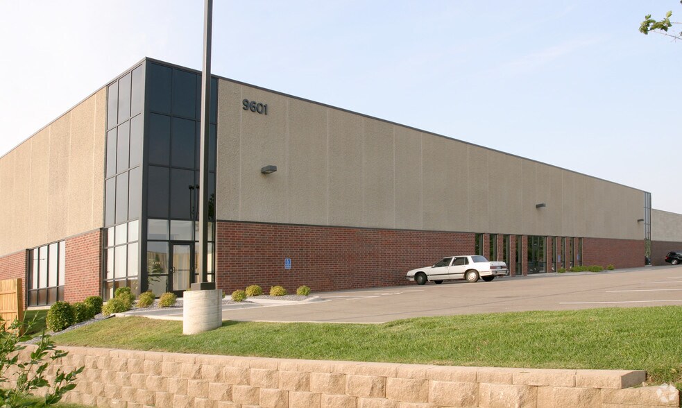 9601 Newton Ave S, Bloomington, MN à louer - Photo du bâtiment - Image 2 de 3