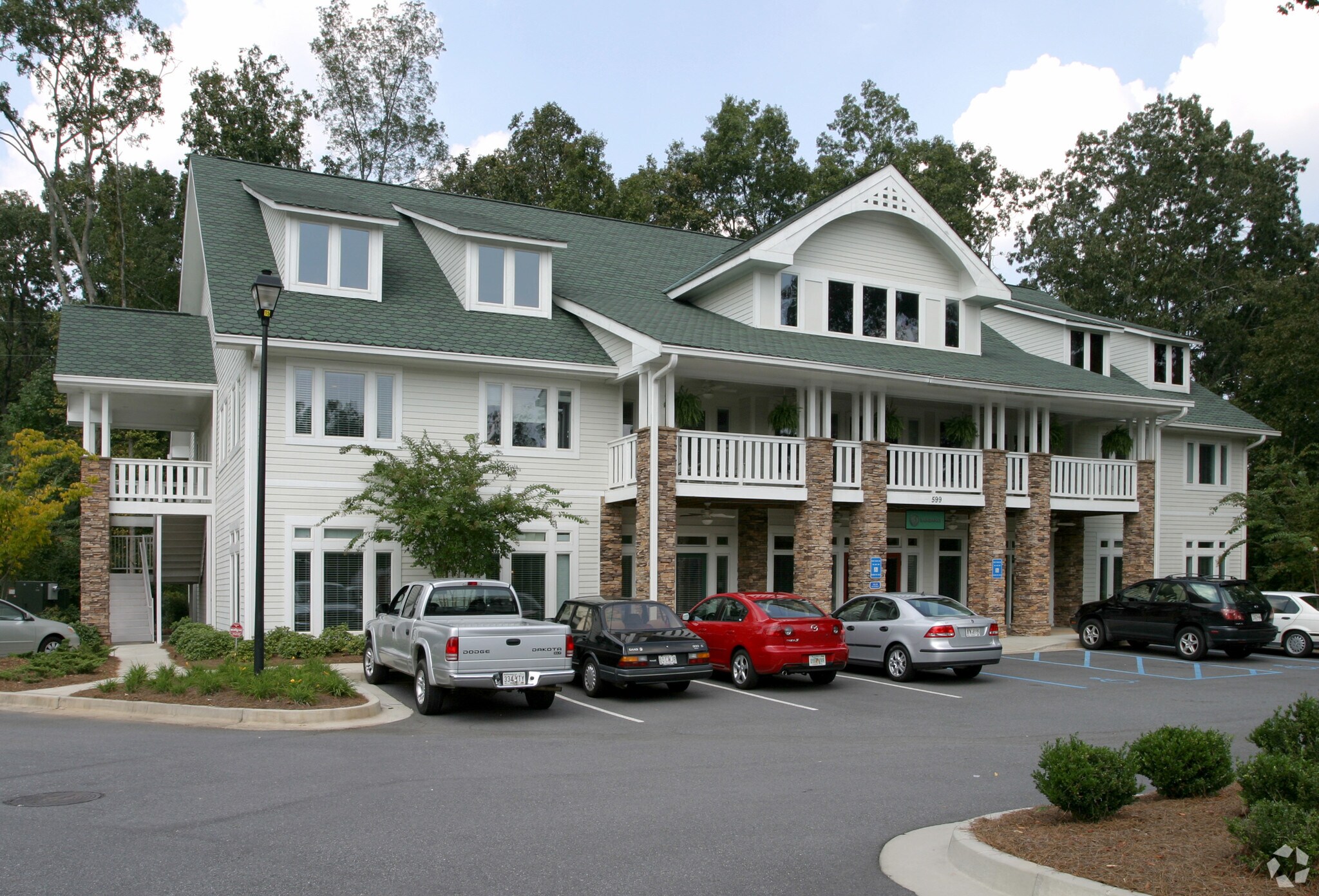 599 W Crossville Rd, Roswell, GA à louer Photo du bâtiment- Image 1 de 12