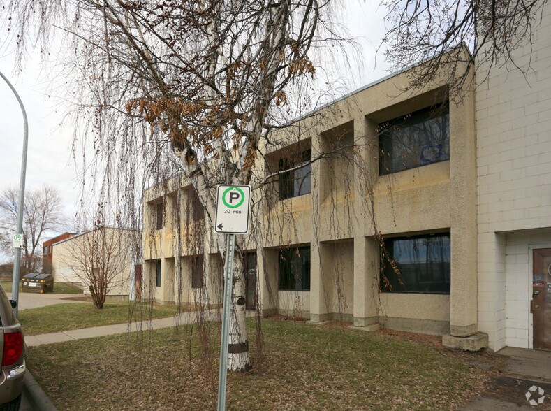 9930 78th Ave NW, Edmonton, AB à louer - Photo du bâtiment - Image 3 de 3