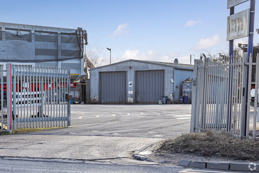 Oliver Clos, Grays for lease - Building Photo - Image 2 of 3