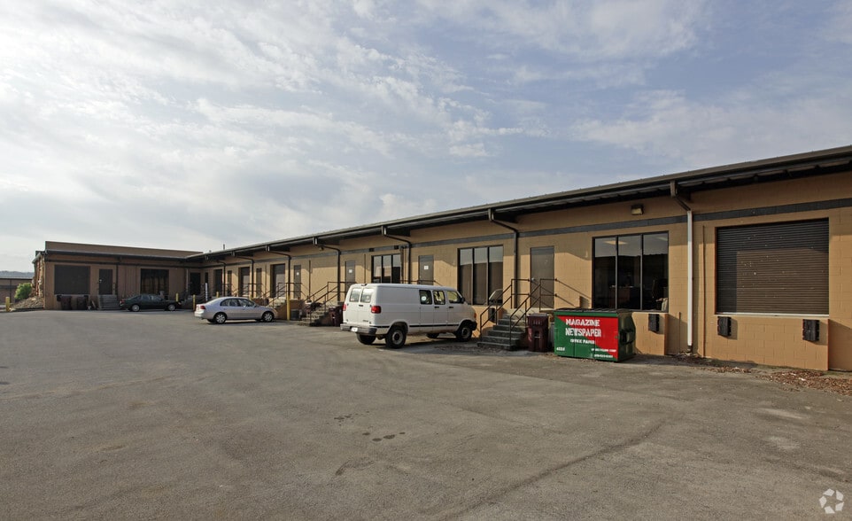 3286 Northbend Cir, Alcoa, TN for lease - Building Photo - Image 1 of 1