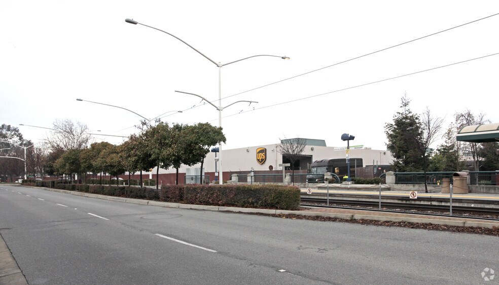1245 Hammerwood Ave, Sunnyvale, CA for lease - Primary Photo - Image 1 of 5