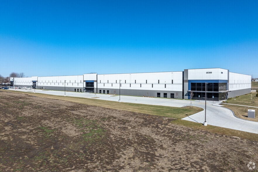 10300 Northpark Dr, Urbandale, IA for lease - Building Photo - Image 1 of 8